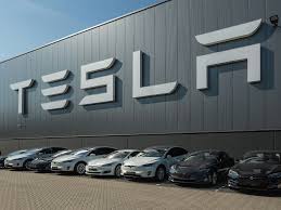 Tesla Rolls xAI Bet Into SpaceX Stake as Musk Aligns His Two Flagships Before IPO
